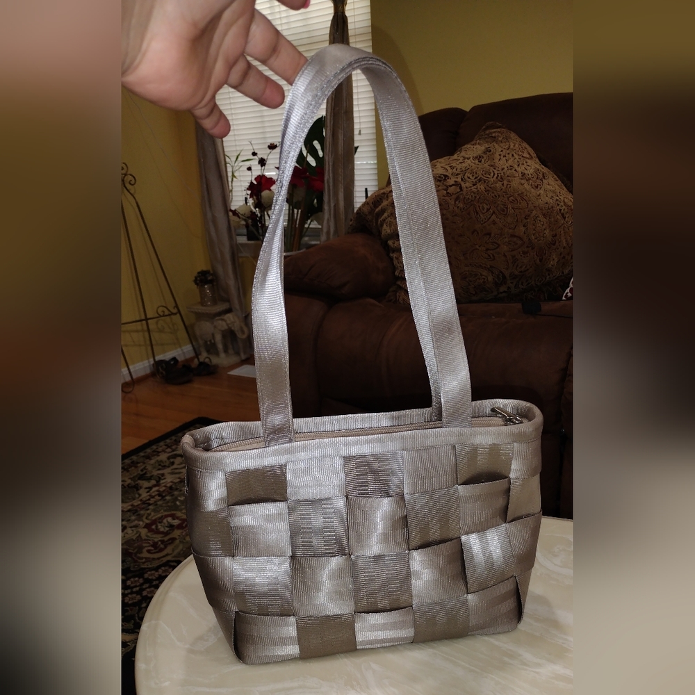 Harvey’s The Original Seatbelt Shoulder Bag